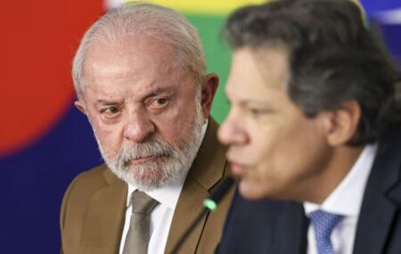 Lula olhando para o ministro da Fazenda, Fernando Haddad.