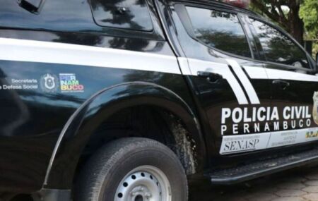 Viatura da Pol&iacute;cia Militar de Pernambuco (PCPE) no p&aacute;tio do DHPP.