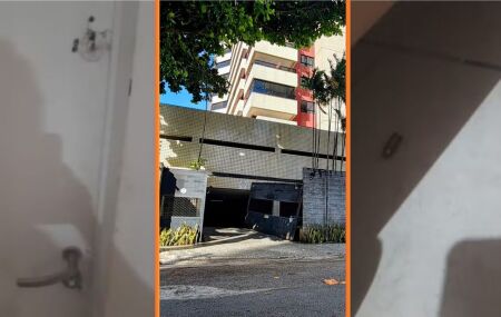 Porta do apartamento alvejada com tiros disparados por ex-companheiro da moradora.