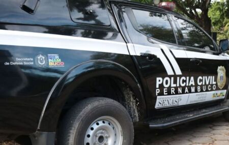 Viatura da Pol&iacute;cia Civil de Pernambuco (PCPE) no p&aacute;tio do DHPP.F