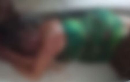 Imagem borrada da v&iacute;tima ca&iacute;da no ch&atilde;o.