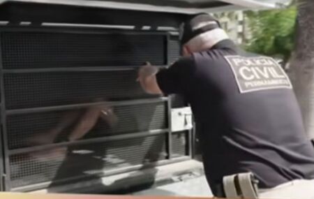 Suspeito em viatura da Pol&iacute;cia Civil ap&oacute;s persegui&ccedil;&atilde;o e tiroteio com a PMPE.