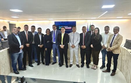 Vereadores de Camaragibe, com o presidente da C&acirc;mara, Paulo Andr&eacute; e o Prefeito Diego Cabral.