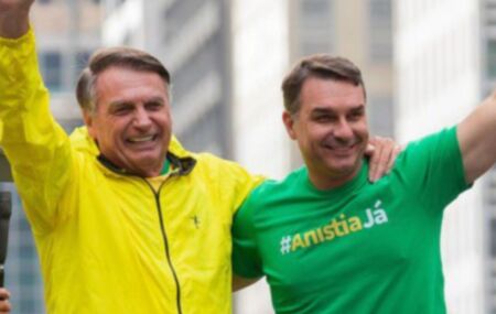 Jair Bolsonaro e Fl&aacute;vio Bolsonaro.