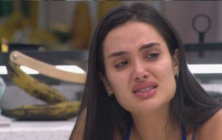 Jordana chora em conversa com Alberto.