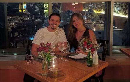 Homem ao lado de namorada que ele matou ap&oacute;s discuss&atilde;o por celular.