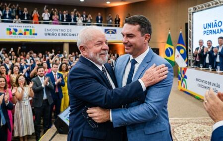 Lula e Fl&aacute;vio Bolsonaro abra&ccedil;ados.