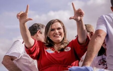 Mar&iacute;lia Arraes.