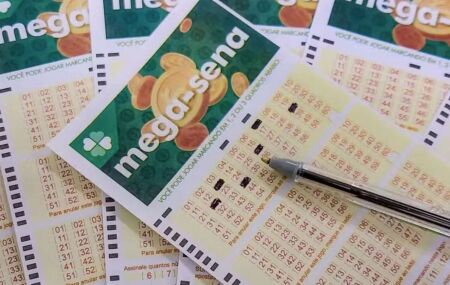 Cartelas da Mega-Sena marcadas para sorteio.