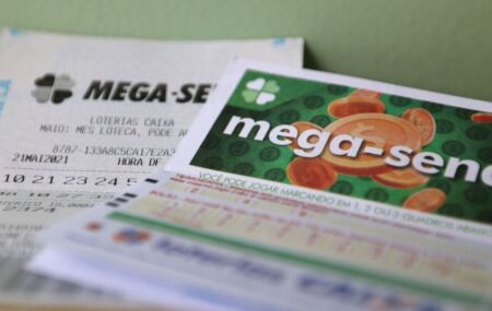 Tal&atilde;o da Mega-Sena e cupom de aposta.