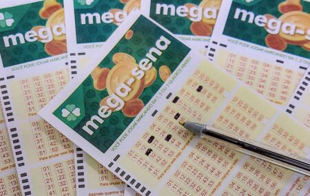 Cartelas da Mega-Sena marcadas.