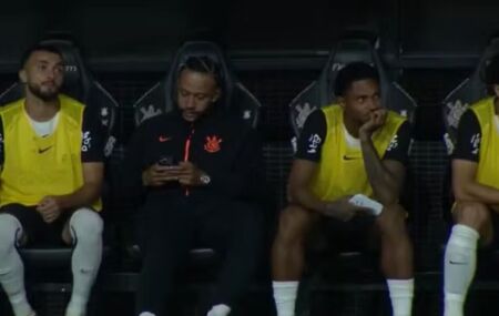 Memphis Depay foi flagrado com o celular no jogo contra o Flamengo.