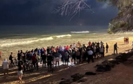 Populares na praia de Boa Viagem durante resgate das tr&ecirc;s irm&atilde;s ap&oacute;s afogamento.