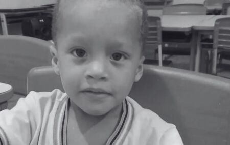 Menino de 3 anos que morreu afogado em fossa, em Pernambuco.