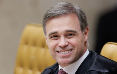 Ministro Andr&eacute; Mendon&ccedil;a.
