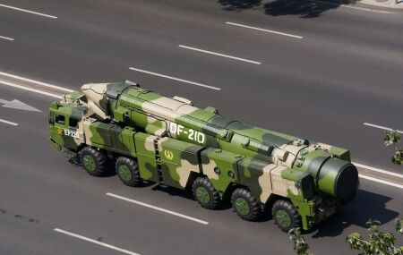 China implanta o m&iacute;ssil bal&iacute;stico DF-21D, projetado para destruir porta-avi&otilde;es em movimento a at&eacute; 1.500 km. 