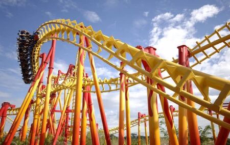 Montanha russa Firewhip, do parque Beto Carrero World. 