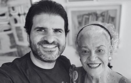 Prefeito Vin&iacute;cius Labanca, de S&atilde;o Louren&ccedil;o da Mata, ao lado da m&atilde;e, escritora e jornalista C&eacute;lia Lopes.