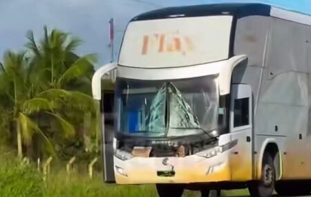&Ocirc;nibus da equipe da cantora Flay ap&oacute;s colis&atilde;o com motociclista em Pernambuco.