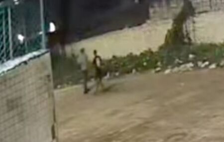 Dupla de suspeitos durante assalto a motorista por aplicativo em Candeias.