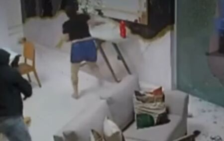 Momento em que mulher tenta fugir de autor de disparos, em condom&iacute;nio luxuoso localizado em Gravat&aacute;.