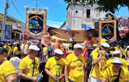 Bloco Pitombeira dos Quatro Cantos em desfile com homenagem ao filme o Agente Secreto