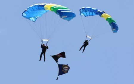 Paraquedistas do Ex&eacute;rcito em apresenta&ccedil;&atilde;o 