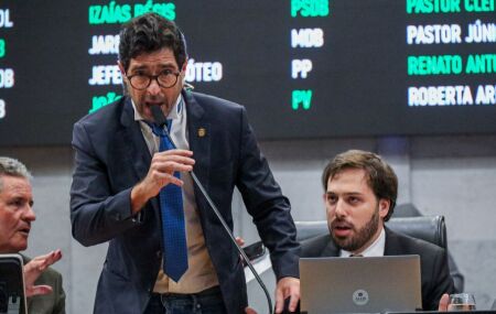 Deputado Rodrigo Farias pega microfone para assumir a presid&ecirc;ncia de Sess&atilde;o