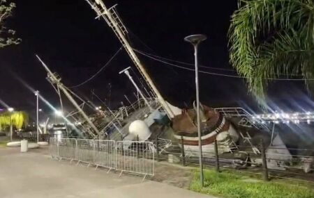 Navio hist&oacute;rico tomba e metade da embarca&ccedil;&atilde;o fica submersa em SP.