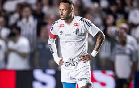 Neymar joga mal contra o Corinthians.