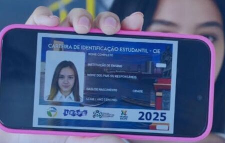 Pessoa segurando celular com documento digital da Carteira Estudantil da RMR.