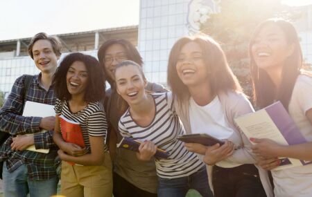 Programa P&eacute;-de-Meia oferece incentivo financeiro para estudantes do ensino m&eacute;dio p&uacute;blico inscritos no Cad&Uacute;nico.