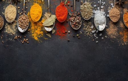 Sementes de cominho s&atilde;o usadas em diferentes culin&aacute;rias e tamb&eacute;m chamam aten&ccedil;&atilde;o pelos poss&iacute;veis benef&iacute;cios digestivos.