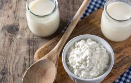 Kefir &eacute; uma bebida fermentada rica em probi&oacute;ticos que pode ajudar na sa&uacute;de intestinal e no controle do peso.