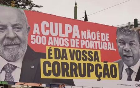 Outdoor contra Lula em Portugal.