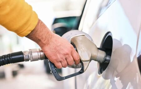 Frentista colocando combust&iacute;vel em carro de cliente.