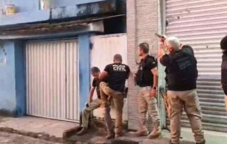Agentes da Pol&iacute;cia Civil em opera&ccedil;&atilde;o contra quadrilha no Grande Recife.