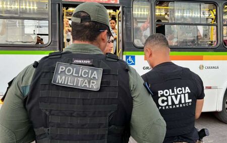 Policiais militar e civil de Pernambuco.