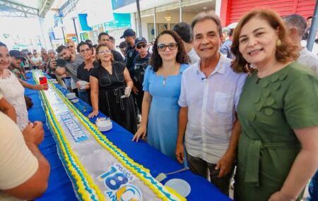 Prefeito Carlos Santana corta bolo comemorativo.