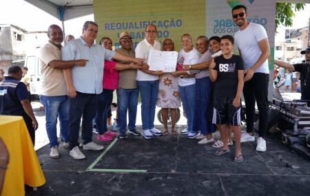 Prefeito Mano Medeiros assina ordem de servi&ccedil;o para reurbaniza&ccedil;&atilde;o.