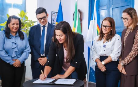 Prefeita Mirella Almeida assinando termo de servi&ccedil;o