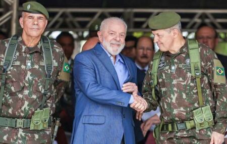Presidente Lula ao lado de militares.