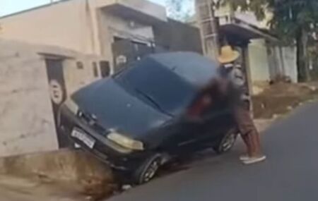 Carro do professor de jiu-jitsu baleado na cabe&ccedil;a, ap&oacute;s bater em motocicleta de assaltantes para tentar impedir roubo.