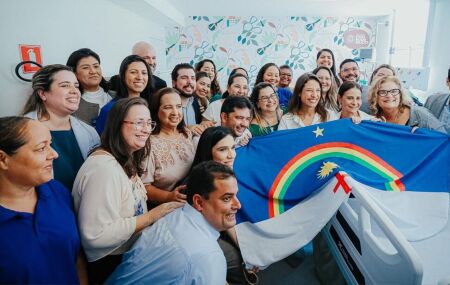 Raquel Lyra faz entregas. 