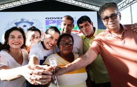 Governadora Raquel Lyra entrega casas em Vic&ecirc;ncia.