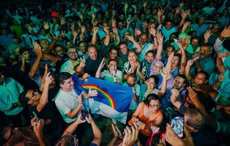 Governadora Raquel Lyra no Sert&atilde;o do Paje&uacute; ap&oacute;s realizar entregas.