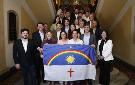 Governadora Raquel Lyra ao lado da nova secret&aacute;ria de Desenvolvimento Econ&ocirc;mico e com novos presidentes do Porto do Recife e Lafepe.