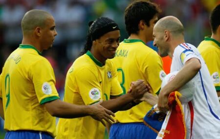 Ronaldinho Ga&uacute;cho e Zinedine Zidane na Copa do Mundo de 2006.