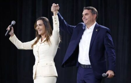 Senador Fl&aacute;vio Bolsonaro e a deputada federal Roberta Roma.