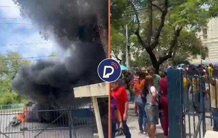 Protesto em frente da C&acirc;mara do Recife feito pelos Servidores.